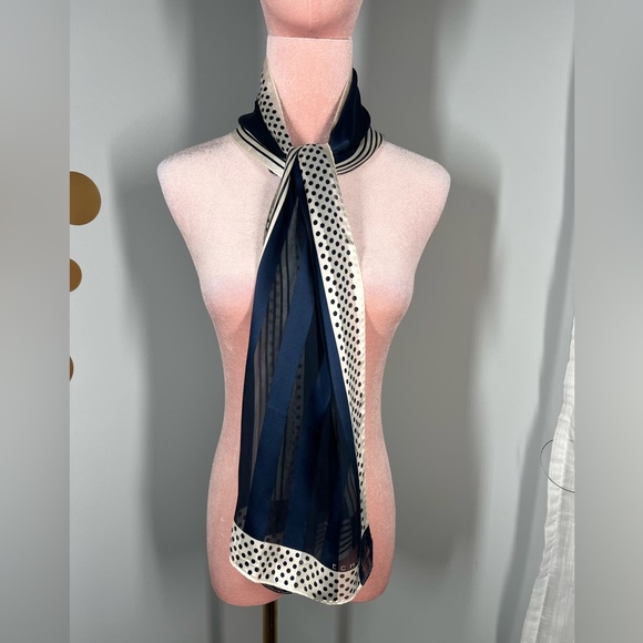 GUC Echo Shadow Striped Scarf - Picture 4 of 9